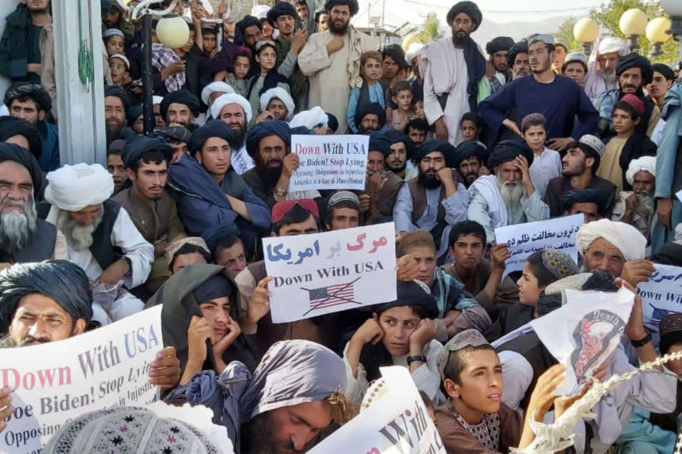 ABD'nin hava saldırısı Afganistan'da protesto edildi